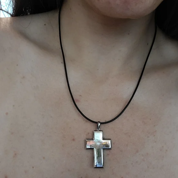 Sterling Slilver NWOT Cross Pendant Necklace With Diamond & Black Leather Chain - Picture 3 of 9